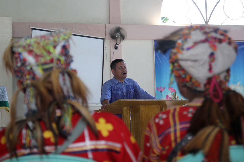 Kilusang Magbubukid ng Pilipnas Southern Mindanao spokesperson Pedro Arnado gives an input on national situation and agrarian reform to the members of Manobo tribe from Talaingod on Saturday inside Brokenshire Chapel. The IPs sought asylum here from alleged militarization of their communities. (Ace R. Morandante/davaotoday.com)