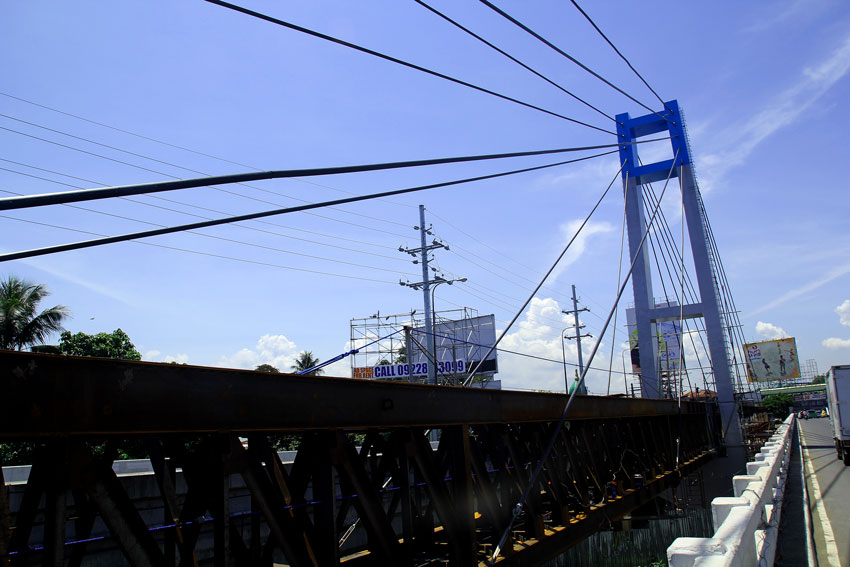 PIPELINE. The P105 million-worth of pipeline bridge construction of the Davao City Water District (DCWD) along Bankerohan bridge is almost done. The new pipe of Line 1 is said to provide better service to some 45,500 service connections. (Ace R. Morandante/davaotoday.com)