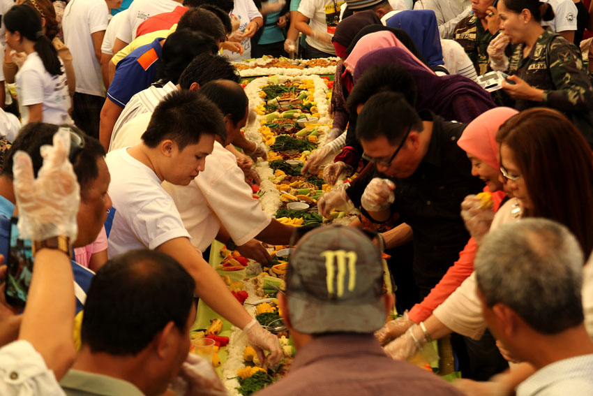 BOODLE FEAST FOR PEACE. Various multisectoral groups who support the Bangsamoro Basic Law gather at the Matina Town Square today. The activity is part of the actions launched in the country by peace advocates who call for the passage of the bill.  (Ace R. Morandante/davaotoday.com)