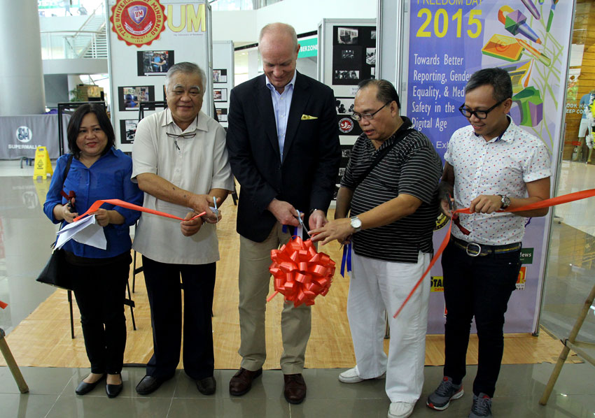 MEDIA EXHIBIT. Members of the press along with Philippine Informaton Agency region XI director Efren Elbanbuena (2nd to the left) andUS Embassy press attache, Kurt Hoyer, lead the ribbon-cutting ceremony during the opening of the photo exhibit of Davao media dubbed "Let Journalism Thrive". The exhibit will run until Friday, May 15 at the SM annex. (Ace R. Morandante/davaotoday.com)