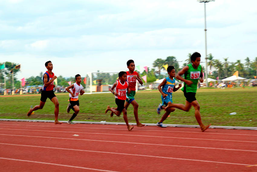 Instead of using running shoes, these athletes prefer to use their bare feet during the Palarong Pambansa 2015 in Tagum City, Davao del Norte. (Ace R. Morandante/davaotoday.com)