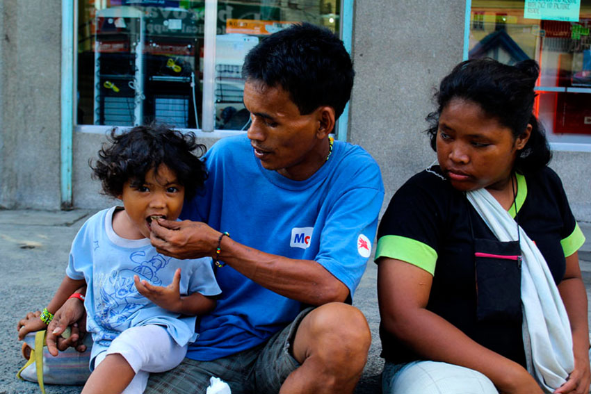 Rodel, 37 years old, and his family live under the Bolton bridge. They roam around downtown to beg for money to buy food.  The First Quarter 2015 Social Weather Survey, conducted last March 20-23, showed 13.5% or an estimated 3 million families are experiencing involuntary hunger at least once in the past three months. (Ace R. Morandante/davaotoday.com)