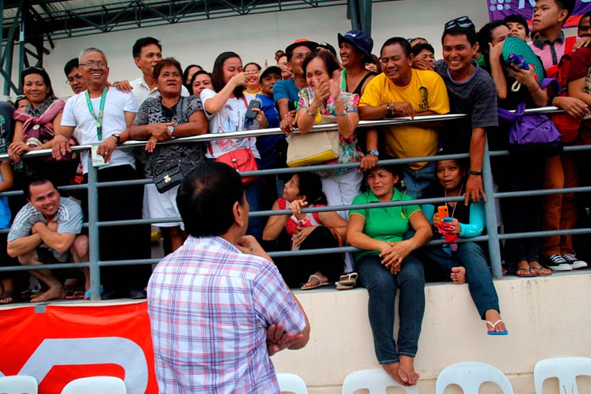 Davao City Mayor Rodrigo Duterte chitchats with Tagumeños during his visit to the Palarong Pambansa on Thursday afternoon. (Ace R. Morandante/davaotoday.com)