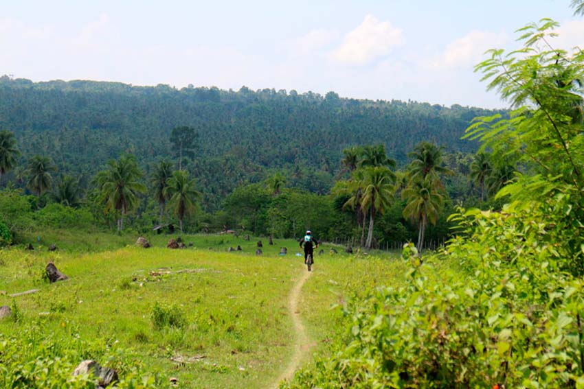 A rider makes his way to the final stretch of the Enduro mountain bike competition trail in Barangay Gatungan, Bunawan District, Davao City. The Enduro Davao 2015 held Sunday was attended by about 150 competitors from different provinces in the country. (John Rizle L. Saligumba/davaotoday.com)