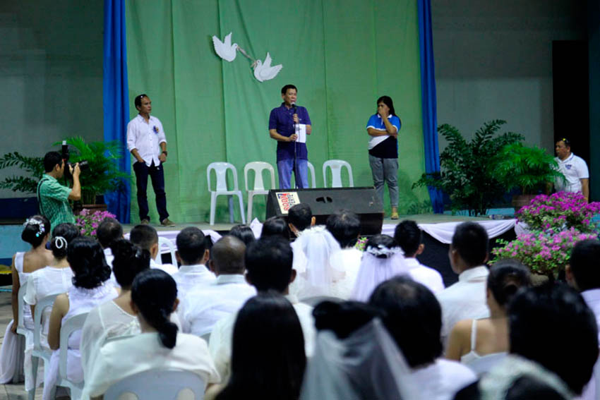 73 couples from different districts in Davao City get married during the Kasalang Barangay held at the Davao City Recreation Center on Friday. The event was initiated by the City Civil Registrar Office. (Ace R. Morandante/davaotoday.com)