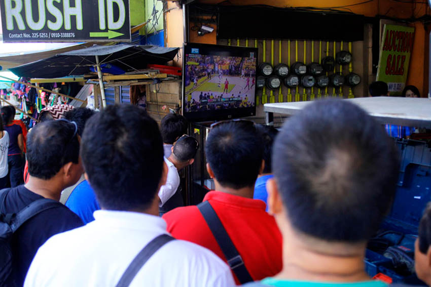 People stop over at a pawnshop in San Pedro Street to watch the western conference final of the NBA. (Ace R. Morandante/davaotoday.com)