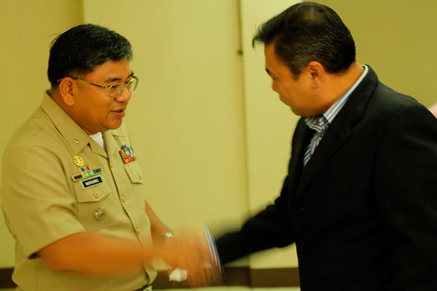 Commodore Rafael G. Mariano, new commander of the Eastern Mindanao Naval Forces shakes hands with Davao City councilor Nilo Abellera during the Sangguniang Panglunsod regular session on Tuesday. Mariano replaced Commodore Joel T. Dela Cruz. (Ace R. Morandante/davaotoday.com)