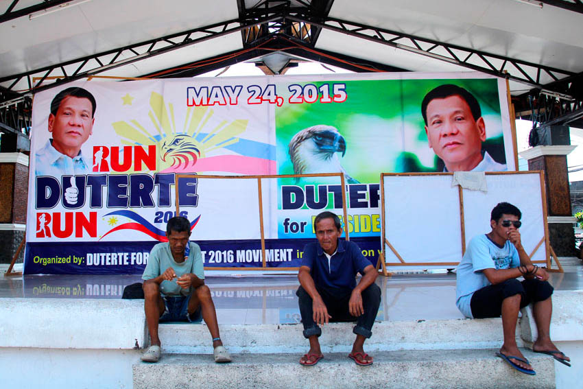 A huge tarpaulin urging Davao City Mayor Rodrigo Duterte to run for the presidency is shown at the Rizal Park while this three Davaoeños vow to support him. Ace R. Morandante/davaotoday.com)