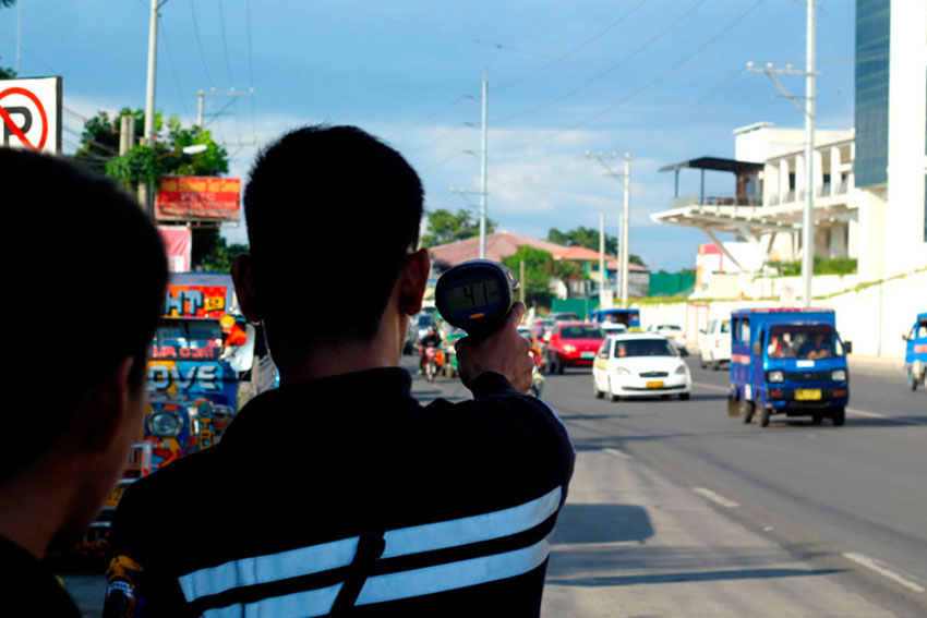 An officer of Land Transportation Office (LTO) here catches a white cab violating the speed limit along Quimpo Boulevard Street. Only 37 kph speed limit is set along Quimpo Boulevard. (Ace R. Morandante/davaotoday.com)