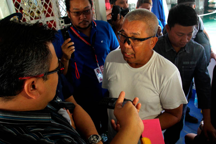 Former Barangay Captain of Sasa, Mario Reta, reacts to Councilor Nilo Abellara Jr who said that passengers should immediately wear their life jackets when entering the motor boats as provided by law. Reta said it is unnecessary because of the hot temperature inside the motor vessel. (Ace R. Morandante/davaotoday.com)