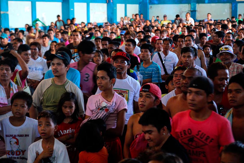 Thousands of boxing fanatics are shocked when Floyd Mayweather was announced winner after the judges unanimously voted for him during the free pay per view at Barangay 5-A Bankerohan. (Ace R. Morandante/davaotoday.com)