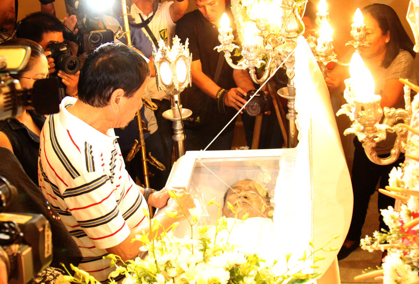 Mayor Rodrigo Duterte visits the wake of New People's Army commander Leoncio Pitao aka "Ka Parago" Monday evening at the Cosmopolitan Funeral. Parago was killed in an alleged military raid Sunday afternoon in Barangay Panalum, Paquibato District, Davao City. Duterte said Parago was a friend and not an enemy. (Contributed photo by Neil Cervantes)