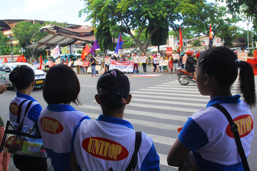 On the 117th commemoration of the Philippine Independence Day, workers at a shopping mall along San Pedro St in Davao City listen to protesters before going to work. (Ace R. Morandante/davaotoday.com)