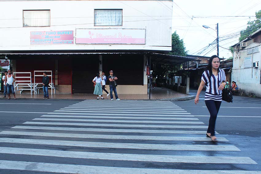 Barkers and office workers line along Magallanes street to start their work.