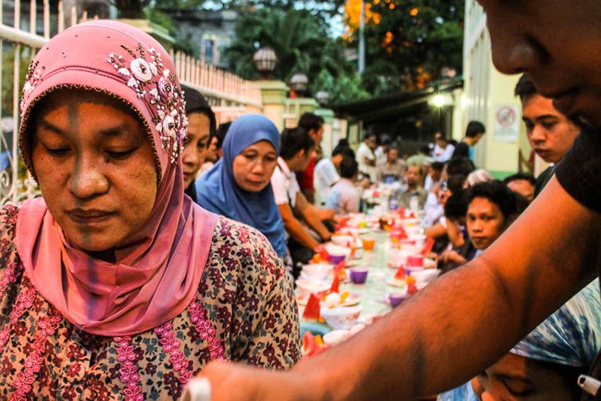 After a whole day of fasting, at around quarter to six in the evening the whole community partakes of the evening meal or iftar. 