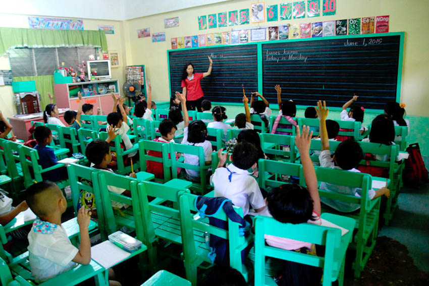 Grade 1 students of Kapitan Tomas Monteverde Sr. Central Elementary School are eager to introduce their selves using mother tongue during the first day of school. (Ace R. Morandante/davaotoday.com)