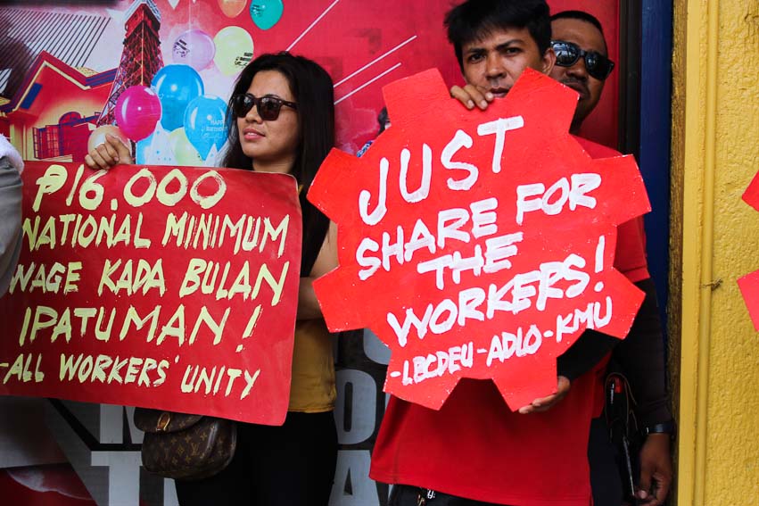 LBC workers stage a picket during their lunchbreak Wednesday to condemn the harassment by the LBC management and to intensify their call for a 5% salary increase. (Paulo C. Rizal/davaotoday.com)