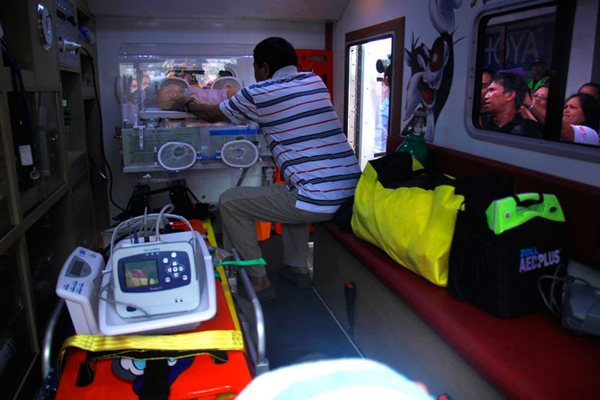 Davao City Mayor Rodrigo Duterte checks the new Pediatric Ambulance purchased by the City Government of Davao for the 911. The ambulance is equipped with an incubator. (Ace R. Morandante/davaotoday.com) 