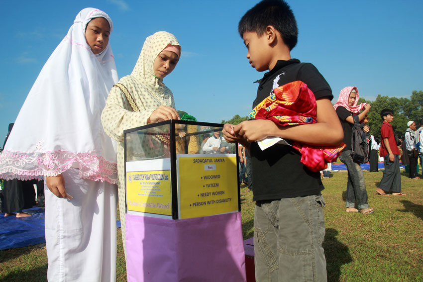 Muslims drop money in a tradtional donation of their savings during the Ramadhan. The collection is used to help needy women, the widows and persons with disability. (Ace R. Morandante/davaotoday.com)