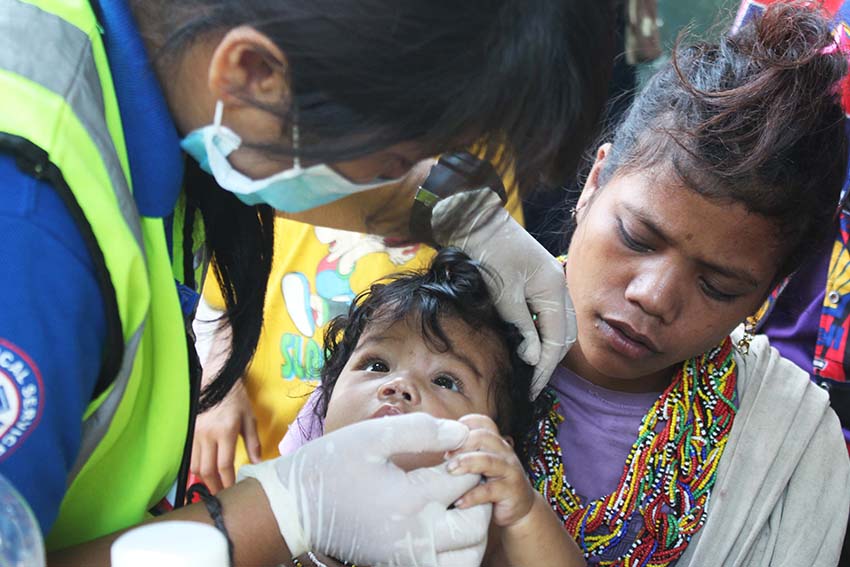 MEDICAL CHECK-UP. A team of 911 conducts medical check-up on children evacuees.  