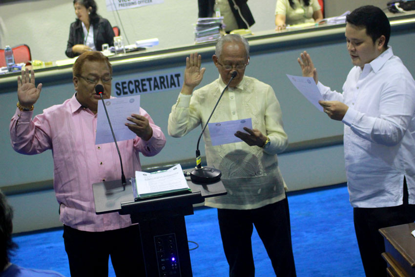 First district councilors Edgar Ibuyan and Bonifacio Militar take oath as the new committee chairpersons on transportation and communication and city-owned real properties respectively during the regular session of the City Council on Tuesday. (Ace R. Morandante/davaotoday.com) 