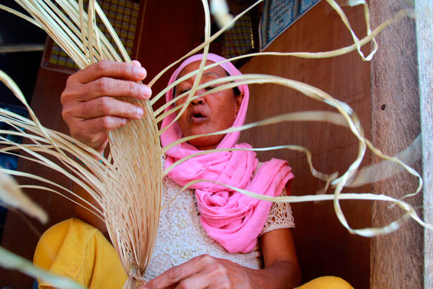 Maranaoan Jourah Abdila, 56, who hails from Isla Verde in  Davao City shows how to make an abaniko, or paypay in the local dialect. She can make 2 dozens of fans a day which she sells in Uyanguren. (Ace R. Morandante/davaotoday.com)