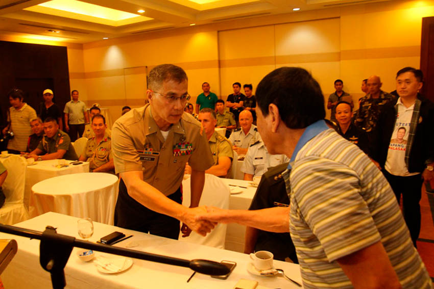 Davao City Mayor Rodrigo Duterte shakes hand with visiting Armed Forces' Brig. Gen Martin N. Pinto, during the general's courtesy call at the mayor. (Ace R. Morandante/davaotoday.com)