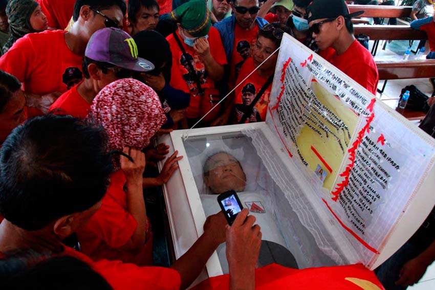 LAST GLIMPSE. Relatives of Leoncio Pitao take a picture of him before he was cremated at the Davao Memorial Park on Friday.(Ace R. Morandante/davaotoday.com)