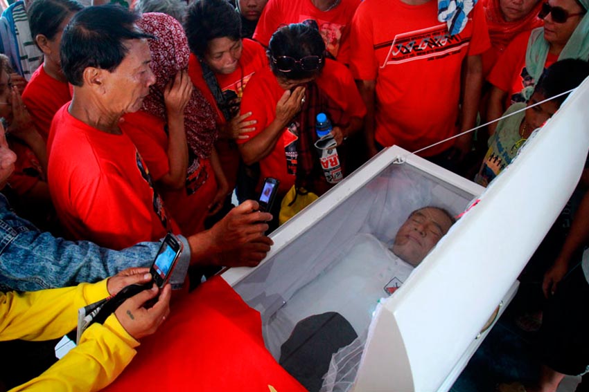 LAST GLIMPSE. Relatives of Leoncio Pitao take a picture of him before he was cremated at the Davao Memorial Park on Friday.(Ace R. Morandante/davaotoday.com)