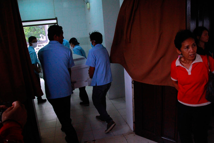 CREMATION ROOM. The remains of New People's Army commander Leoncio Pitao, alias Ka Parago, is taken to the cremation room inside Davao Memorial Park past 3:00 pm on Friday.(Ace R. Morandante/davaotoday.com)