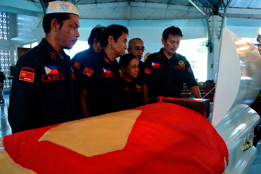 Members of Bangsamoro Armed Forces of the Moro National Liberation Front express sympathy to the family of slain New People's Army commader Leoncio Pitao alias Kumander Parago of the Pulang Bagani Batallion during their visit at the Iglesia Filipina Independiente church along Torres Street, Davao City on Monday. (Ace R. Morandante/davaotoday.com)