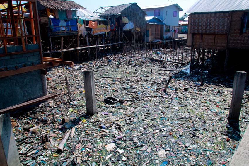 Floating plastic rubbish already covered the sea surrounding the houses of residents in some parts of Barangay 23-D in Davao City. (Ace R. Morandante/davaotoday.com)