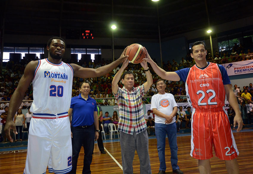 Davao City Mayor Rodrigo Duterte foists the ball with two All-Star PBA players during the opening of the invitational basketball tournament as part of the Kadayawan festival activity. (Ace R. Morandante/davaotoday.com)