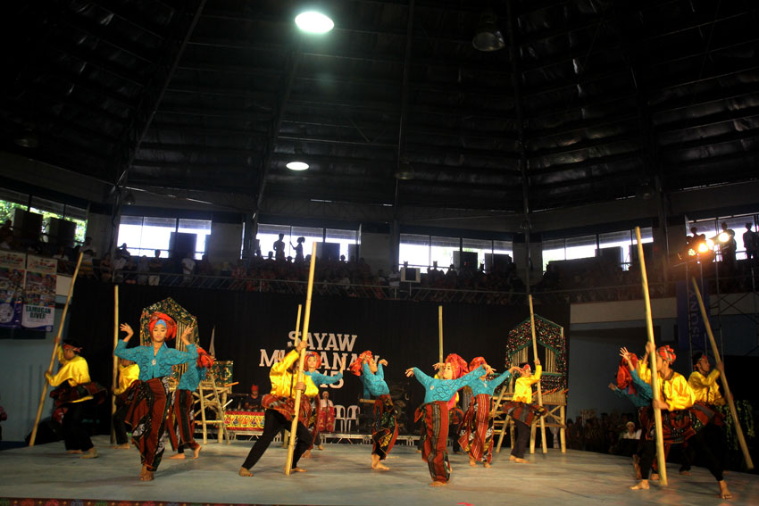 The Agro Dance Group executes their finest cultural dance at the Davao City Recreation Center during the Sayaw Mindanaw 2015 competition. (Ace R. Morandante/davaotoday.com)