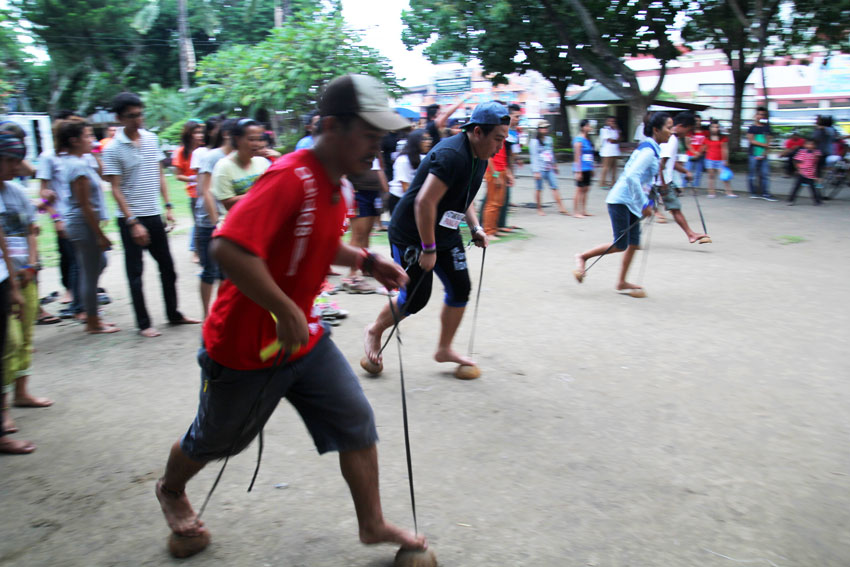 After an international probe mission, Filipino-American youth, along with youth activists from various regions in Mindanao, play Filipino sports at the Magsaysay Park in Davao City. The ISM is a week-long event where international delegates visit tribal communities in Mindanao and take up issues of environmental plunder and militarization in the countryside. (Ace R. Morandante/davaotoday.com)