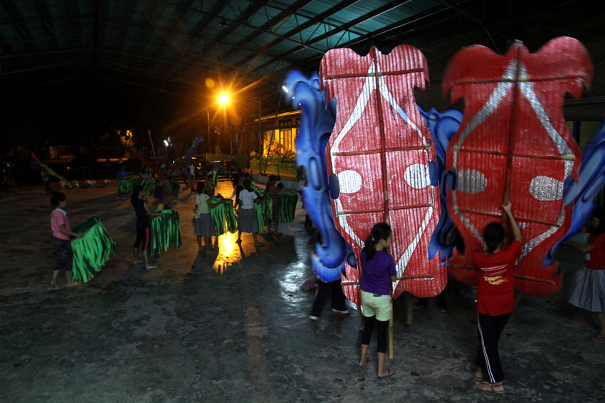 Students of the Kapitan Tomas Monteverde Senior Central Elementary Schools who will be joining the Indak-Indak sa Kadalanan, street dance competition on Saturday are practicing hard for the upcoming event. (Ace R. Morandante/davaotoday.com)