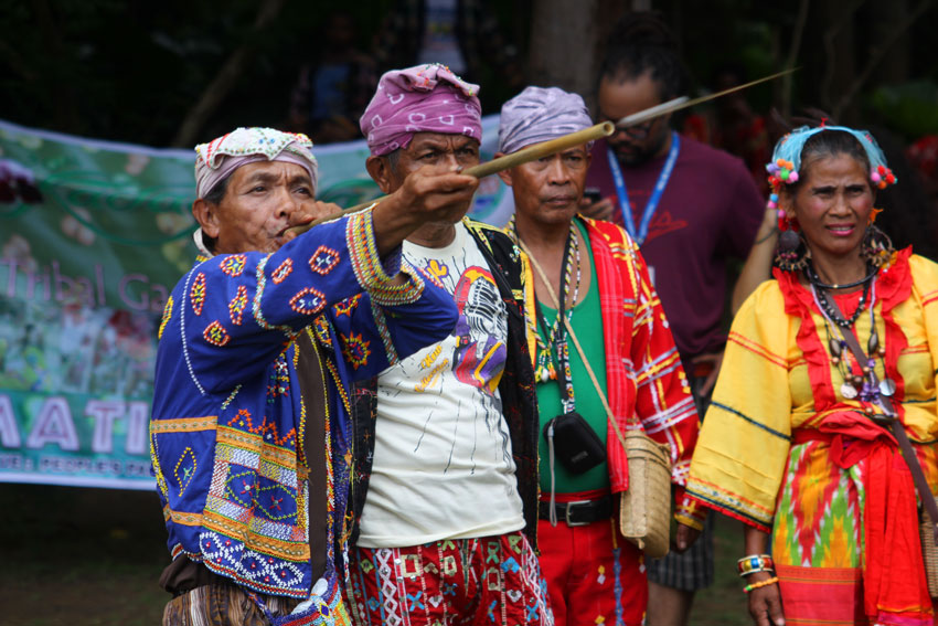 SOLOPOT. A tribal member blows a solopot (blowgun) to hit a target. This weapon is also used in self-defense during tribal war. 