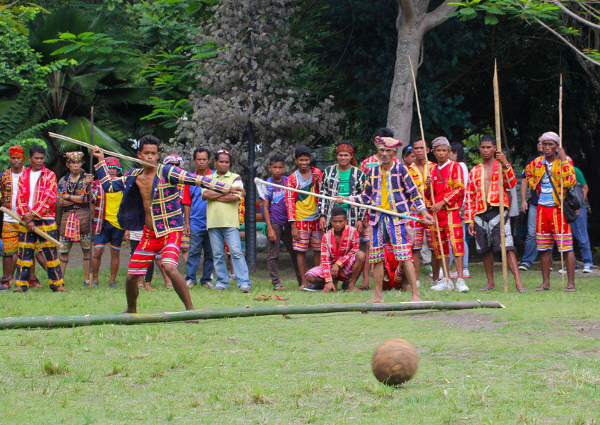 BUBUNTUG. One of the players during the Lumadnong Dula uses a spear to hit a ball made of coconut in the game called Bubuntug. Bangkaw or spear is also used for hunting wild boars by the lumads in the countrysides. 