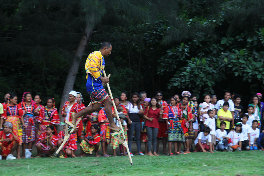 KARANG. Karang is bamboo used as stilts. The player who reaches the finish line without falling wins. 