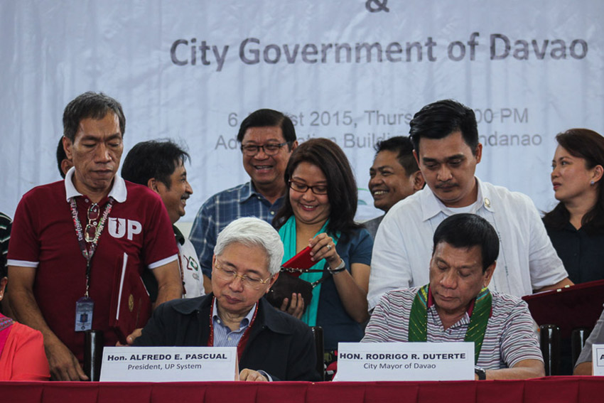 Mayor Rodrigo Duterte and UP System President Alfredo E. Pascual sign the memorandum of agreement to start the planning and construction of the sports complex in a 20-hectare property of the UP Mindanao campus. Duterte said that projects like this should be prioritized because they are for the future of the children. (Paulo C. Rizal/davaotoday.com)