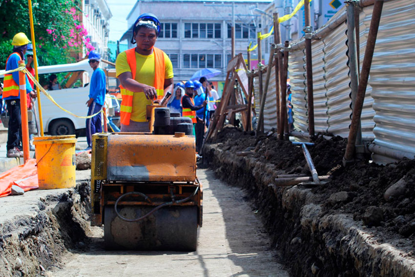 Workers double their time to complete the construction for the underground cabling near Davao City hall before the start of Kadayawan festival on August 17. (Ace R. Morandante/davaotoday.com)