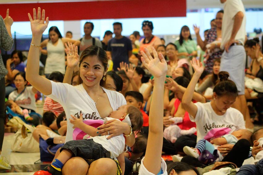 A total of 58 mothers and babies simultaneously latch on during Hakab Na Davao 2015 organized by the Breastfeeding Pinays at the Abreeza Mall on Saturday morning. The event is also part of the  Big Latch On, which is a worldwide simultaneous breastfeeding event.  (Ace R. Morandante/davaotoday.com)