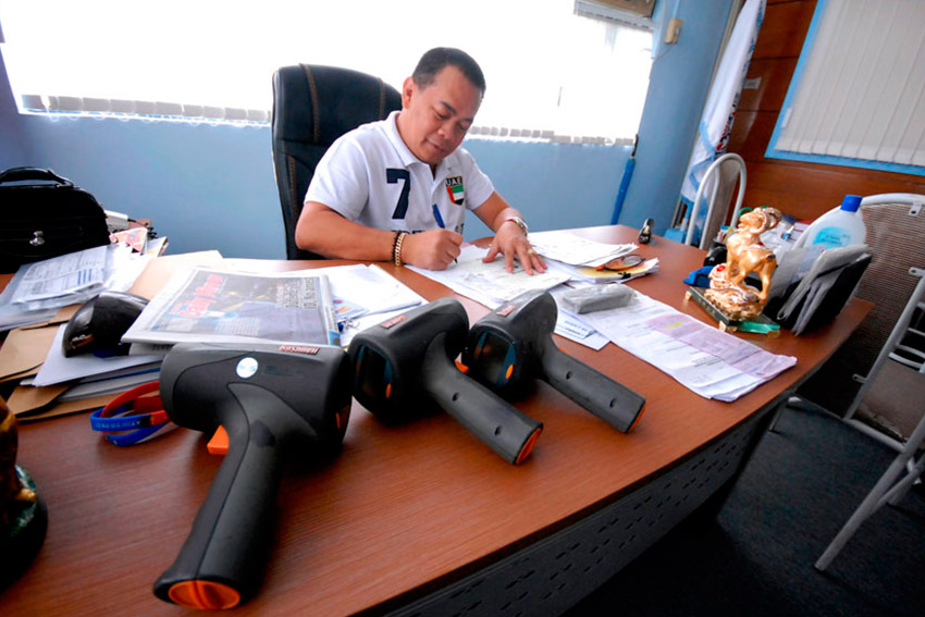 Macario Gonzaga, assistant regional director of the Land Transportation Office Region XI receives the speed guns turned over by traffic enforcers upon the advice of Davao City Mayor Rodrigo Duterte to suspend the implementation of speed limit due to the reported corruption among enforcers. (Ace R. Morandante/davaotoday.com)