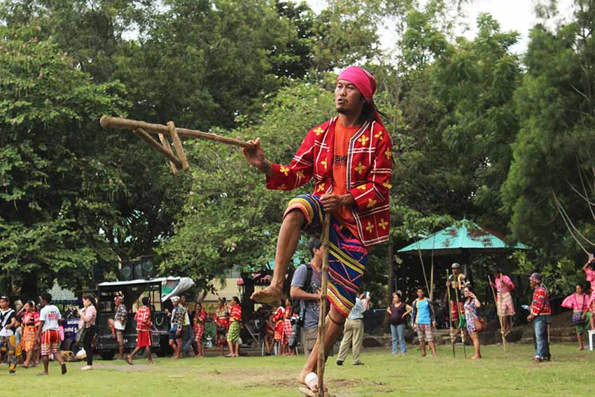 33-year-old Jerell Salandao, a tribal Klata Manobo from Barangay Tambobong, Baguio District Davao City shows his prowess in a Karang game competition. After the game end, Jerell shows off his skill in an exhibition, Thursday afternoon at Peoples Park. (Medel Hernani/davaotoday.com)