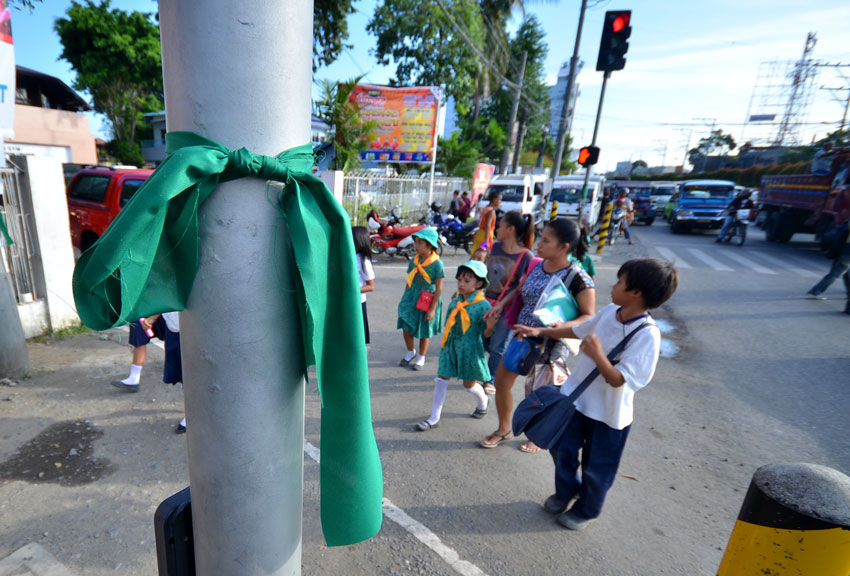 A green ribbon is tied to a post along Quimpo Boulevard to encourage Inday Sara Duterte to run again for mayor in Davao City this coming 2016 polls. (Ace R. Morandante/davaotoday.com)