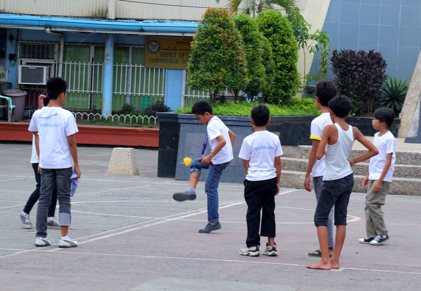 With the emergence of gadgets and computer games among kids, these students of Magallanes Elementary school find time to play takyan (hacky sack), a local game in the country during their break. (Ace R. Morandante/davaotoday.com)