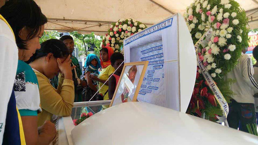 LAST GLANCE. Friends and relatives of Emerito Samarca, fondly called as Tatay Emok, gather in Guingona Park, Butuan City on Saturday to pay their last respects. Samarca's remains will be brought to Oraya Cemetery in Libertad town Butuan (Earl O. Condeza/davaotoday.com)