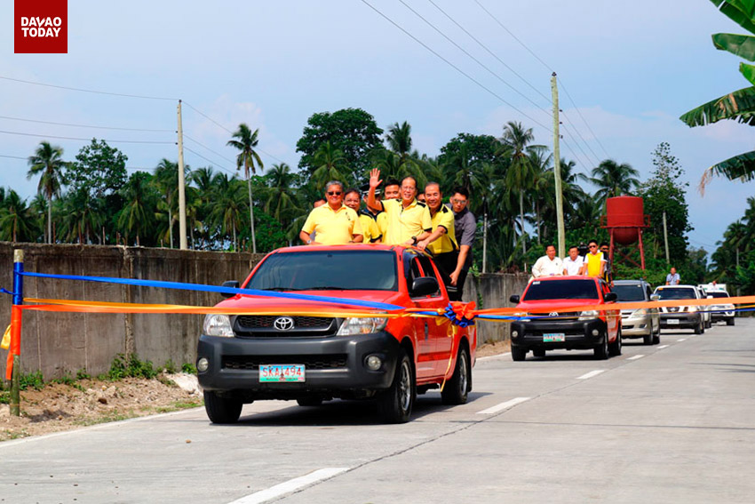 President Benigno Simeon Aquino III is joined by Davao del Norte governor Rodolfo Del Rosario, Department of Public Works and Highways Secretary Rogelio Singson and Department of Tourism Secretary Ramon Jimenez,Jr, in their arrival at the Island Garden City of Samal. Here the President and his cabinet crossed a part of the 96-km circumferential road in Igacos, which is set to be completed by January 2016. (Ace R. Morandante/davaotoday.com)