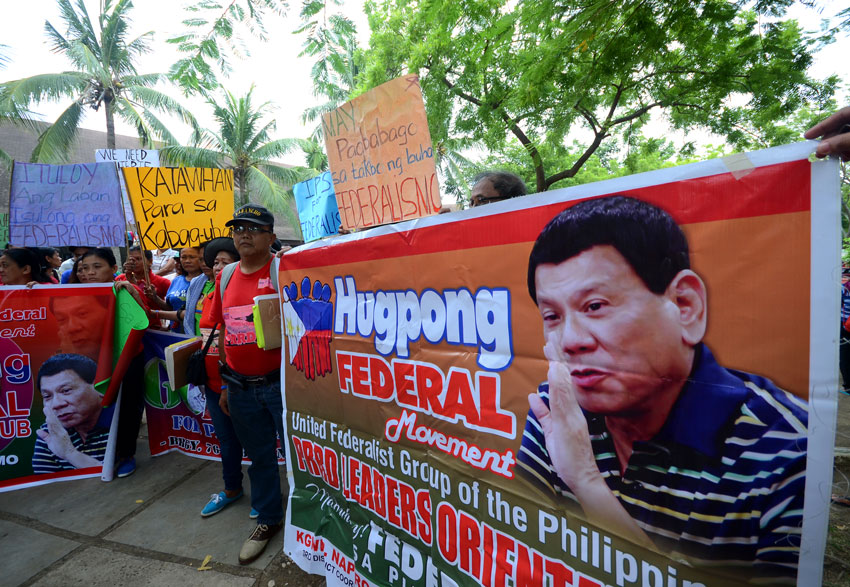 Barangay captains from various barangays in Davao City and Duterte for Federalism Movement troop to the Commission on Elections office at the Magsaysay Park Tuesday morning to file a Certificate of Candidacy for Mayor Rodrigo Duterte to run as president. (Ace R. Morandante/davaotoday.com)