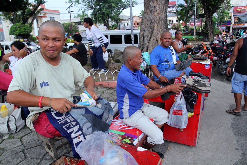 A group of shoe shiners in San Pedro St. in Davao City shave their heads in support for Mayor Rodrigo Duterte to run for president. (Ace R. Morandante/davaotoday.com)